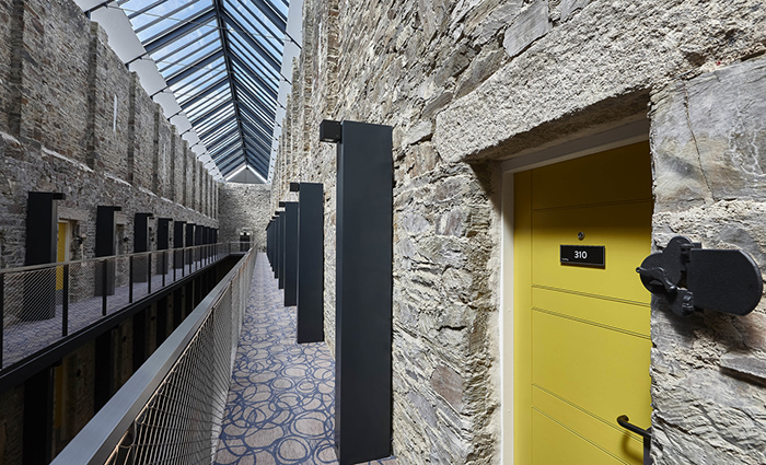 VELUX玻璃面板为18世纪的康沃尔监狱带来了日光，为豪华酒店的改造提供了支持