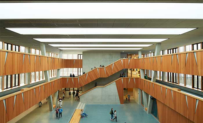 Przeszklenie dachu składające się z modułów pasma świetlnego Longlights 5–30˚, Hessenwaldschule, Weiterstadt, Frankfurt, Niemcy