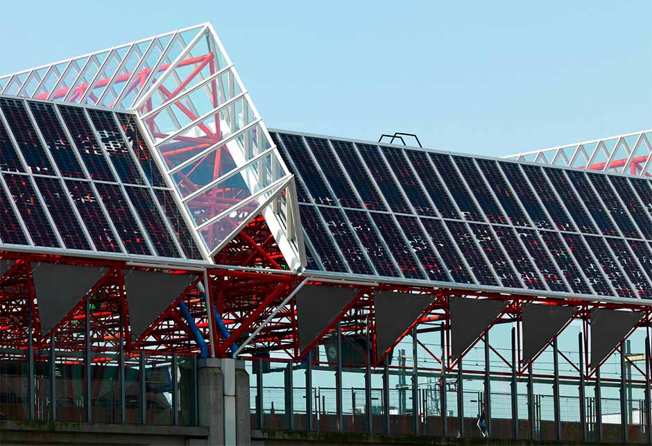 火车站上方的结构玻璃系统