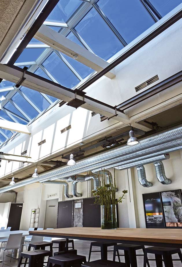 Przeszklenie dachu składające się z pasma świetlnego dwuspadowego 25°–40°, dawny zakład włókienniczy w dzielnicy Bobinet, Niemcy