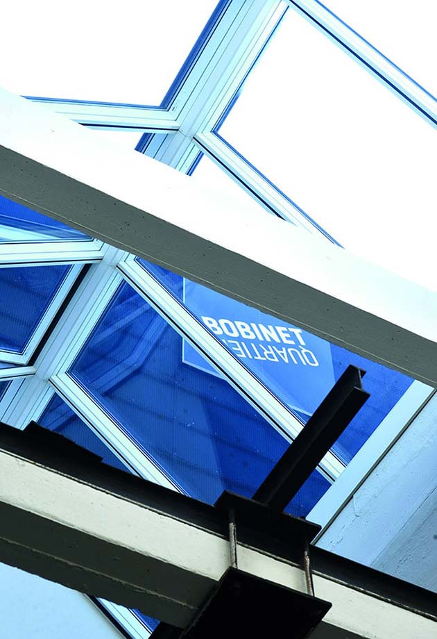 Przeszklenie dachu składające się z pasma świetlnego dwuspadowego 25°–40°, dawny zakład włókienniczy w dzielnicy Bobinet, Niemcy 
