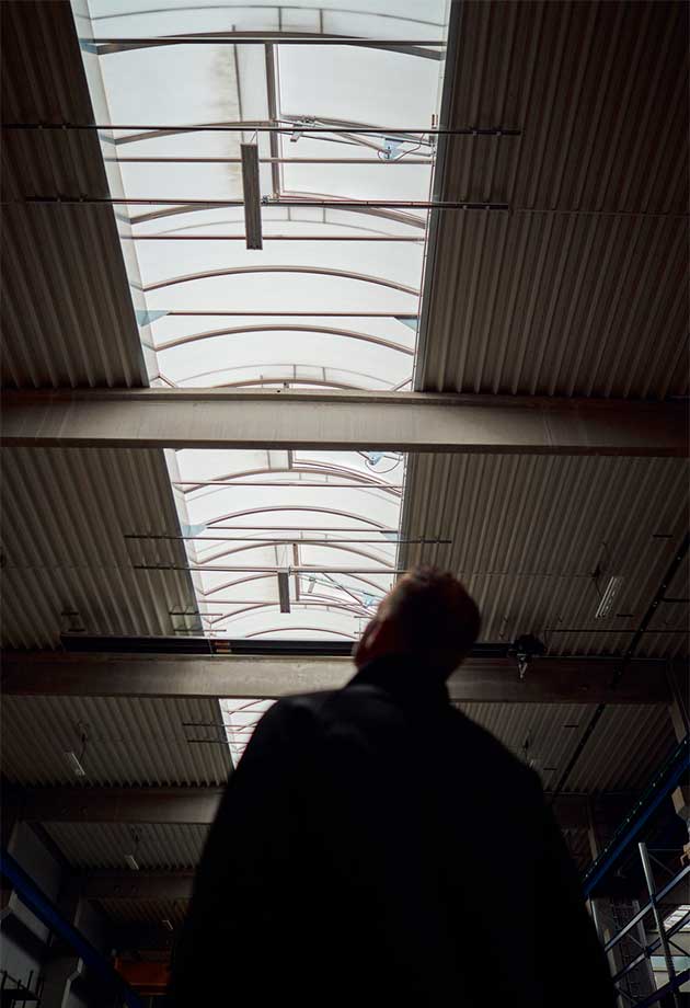 A man looks at the VARIO-NORM continuous rooflight from the inside