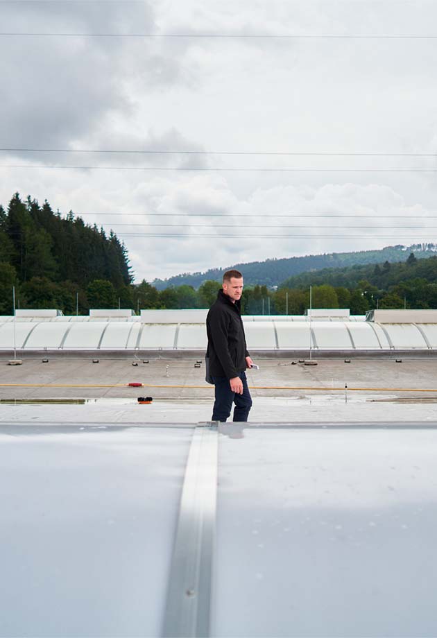A man looks at the continuous rooflight solution on the roof 