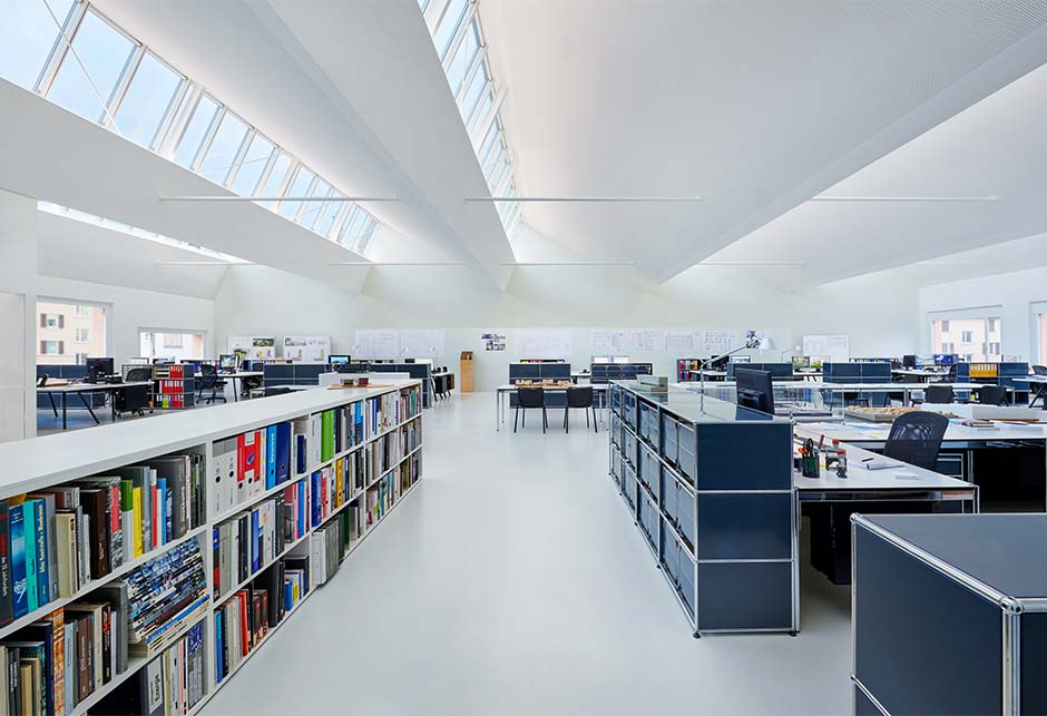 Biuro z przeszkleniem dachu, świetlik modułowy użyty jako pasmo świetlne szedowe 25°–90°; biuro architektoniczne Weber Hofer AG, Zurych