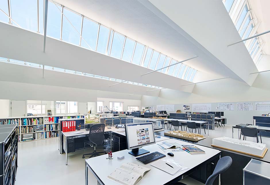 Skylight solution with VELUX Modular Skylights as Northlight 25°–90°; architectural firm Weber Hofer AG, Zürich 