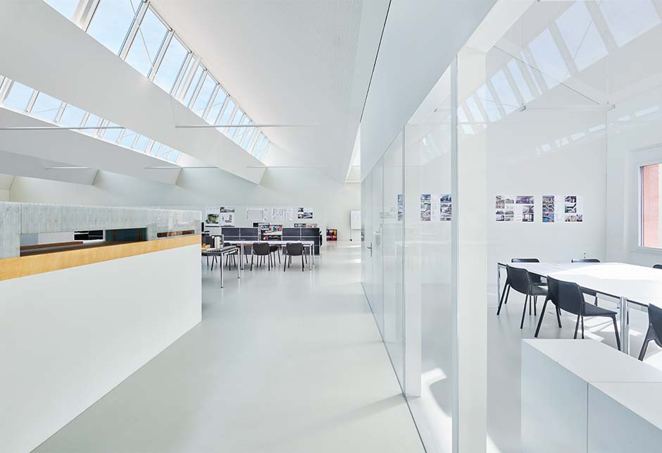 Przeszklenie dachu składające się z rozwiązania użytym jako pasmo świetlne szedowe 25°–90°; biuro architektoniczne Weber Hofer AG, Zurych 