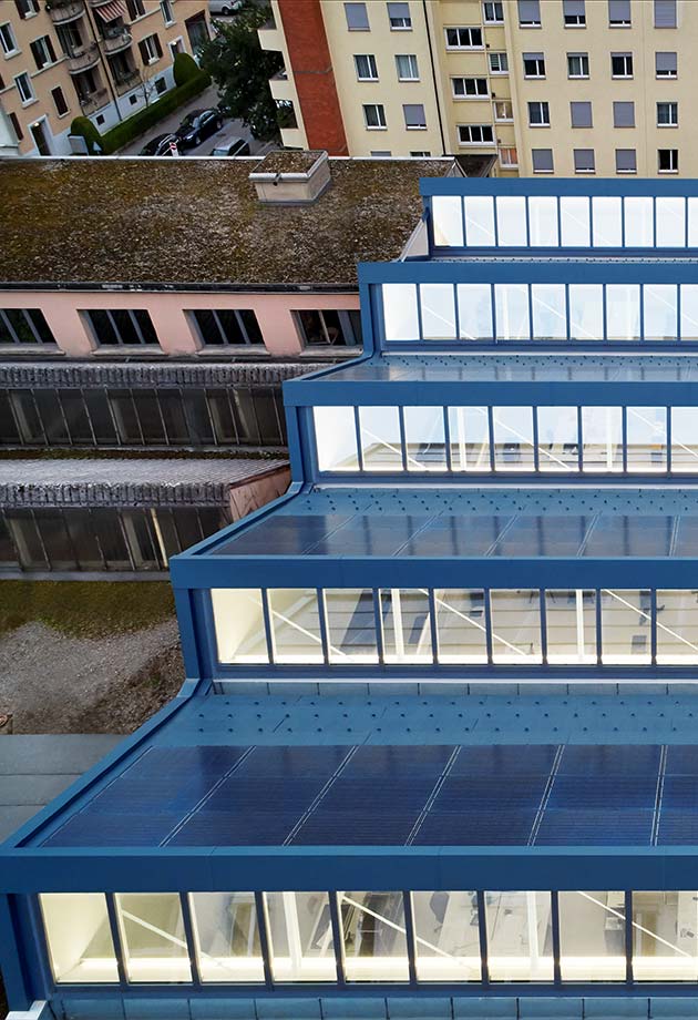 Vue extérieure du toit du bureau avec la solution Verrière Modulaire VELUX type Shed 25°–90° ; cabinet d'architectes Weber Hofer AG, Zürich