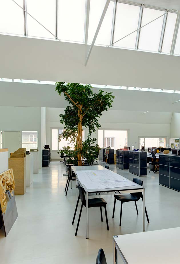 Przeszklenie dachu składające się z rozwiązania użytym jako pasmo świetlne szedowe Northlight 25°–90°; biuro architektoniczne Weber Hofer AG, Zurych
