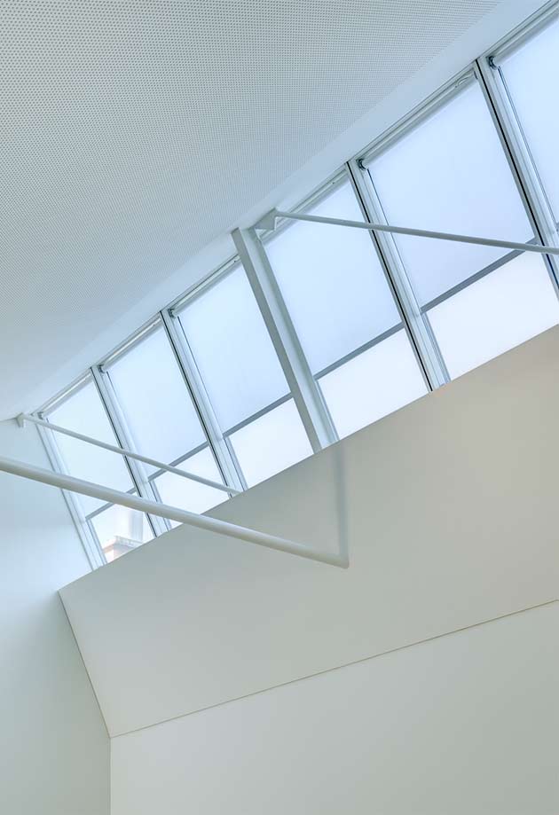  Office rooflight solution with VELUX Northlight 25°–90° and intergrated blinds; architectural firm Weber Hofer AG, Zürich 