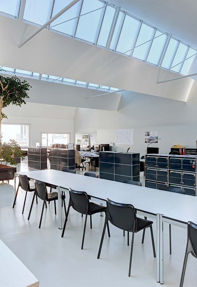 Przeszklenie dachu biurowca składające się z pasma świetlnego szedowego 25°–90°; biuro architektoniczne Weber Hofer AG, Zurych 