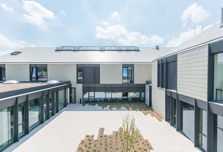 De sobere en eenvoudig gedetailleerde architectuur van dit nieuwe gebouw. Borgerloon – België