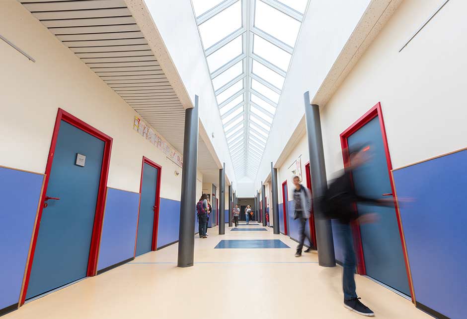 Pasmo świetlne dwuspadowe umożliwia dostęp naturalnego światła do szkoły Tomi Ungerer High School, Francja  