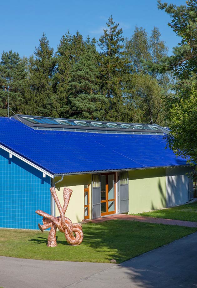 Przeszklenie dachu składające się z modułów pasma świetlnego dwuspadowego 25–40°, zewnętrzny budynek Das Maximum, Niemcy
