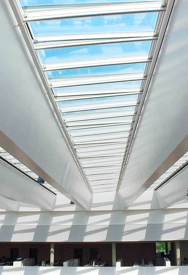 Przeszklenie dachu składające się z modułów pasmo świetlne Atrium 5-30°, siedziba DSV, Dania