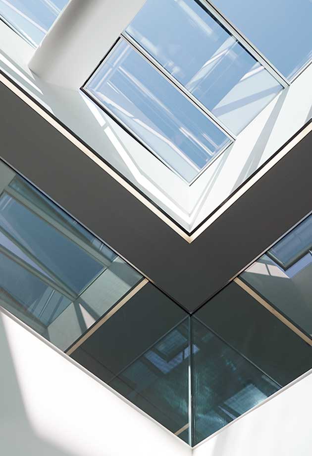 Solution de verrière de toit avec Atrium Verrière linéaire 5-30˚ et Atrium Verrière double 5˚ avec poutre, DZNE, Bonn, Allemagne