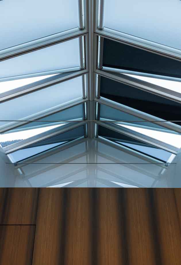 Solution de lumière du jour avec les verrières modulaires VELUX doubles 25-40° / Showroom Eskiss Martigny, Suisse / Vue intérieure du produit 4