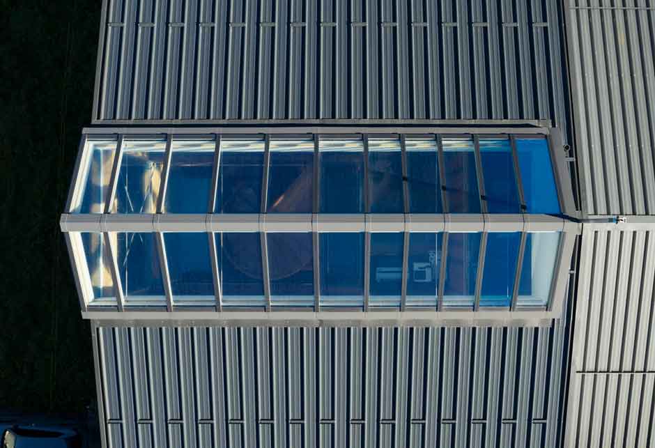 Solution de lumière du jour avec les verrières modulaires VELUX doubles 25-40° / Showroom Eskiss Martigny, Suisse / Vue extérieure d'en haut