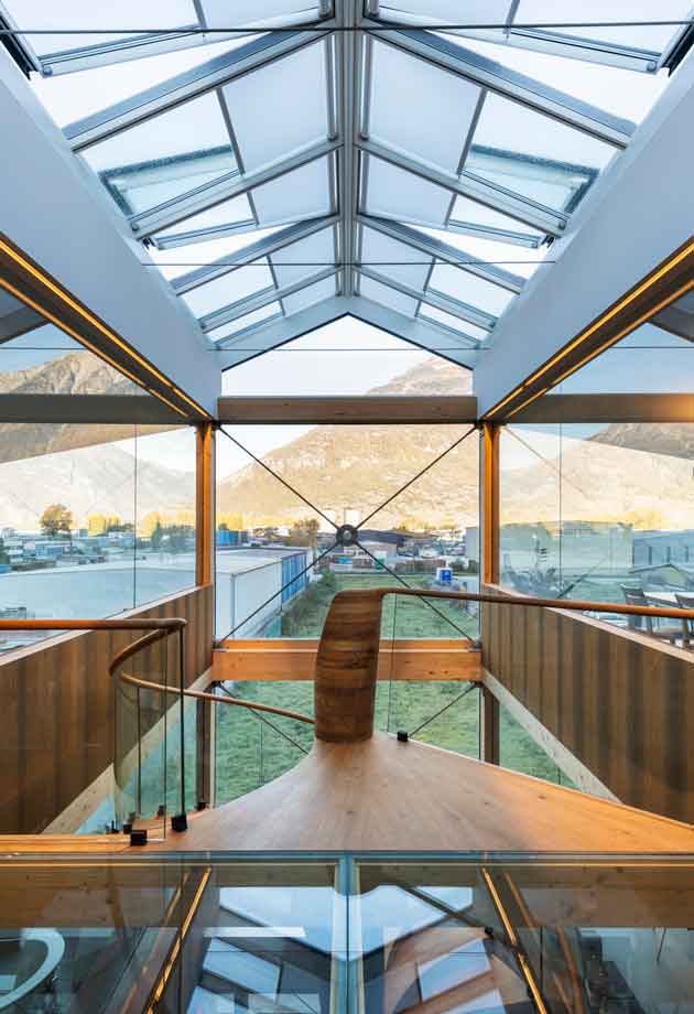 Solution de lumière du jour avec les Verrières Modulaires VELUX doubles 25-40° / Showroom Eskiss Martigny, Suisse / View Inside 2