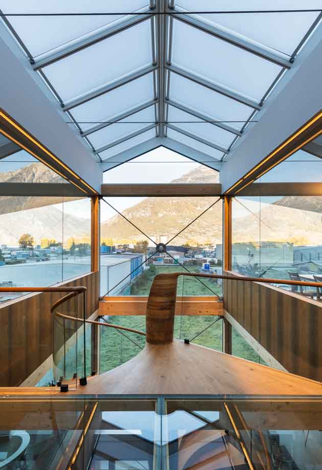 Solution de lumière du jour avec les Verrières Modulaires VELUX doubles 25-40° / Showroom Eskiss Martigny, Suisse / View Inside 3