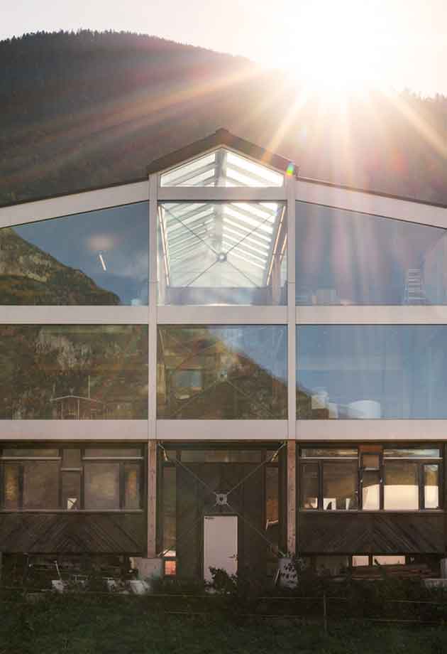 Tageslicht-Lösung mit VELUX Modular Skylights als Sattel-Lichtband 25-40°/ Eskiss Showroom Martigny, Schweiz / Aussenansicht 2 