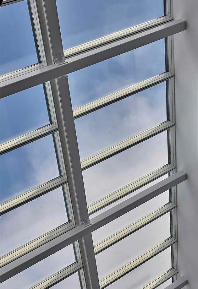 Afbeelding van het interieur met step lessenaarsdak oplossing, uitzicht op de blauwe lucht.