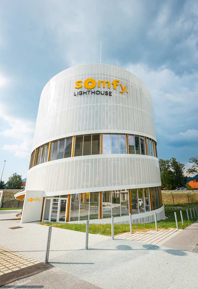 Solution de verrieres modulaires VELUX installée chez Somfy Lighthouse, France ​