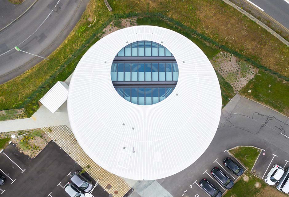 Les verrières modulaire velux en solution atrium, vue du toit, forment un effet cocooning au centre du bâtiment, Somfy Ligthouse, France ​  ​