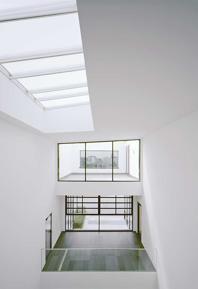 Przeszklenie dachu składające się świetlika — pasmo świetlne 5–30° w korytarzu, Fellbach, Niemcy