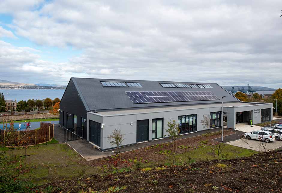 Sheddach-Verglasungen in einem Dach mit 35° Neigung in der Glenpark Kindertagesstätte, Schottland