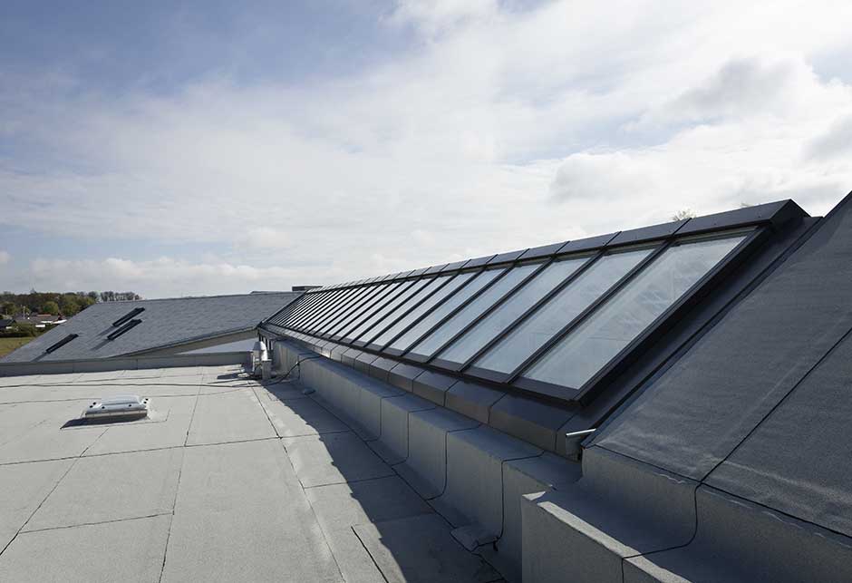 Overlysløsning med atriumrytterlys 25–40˚ med ruter med solceller – Green Solution House, Rønne, Danmark