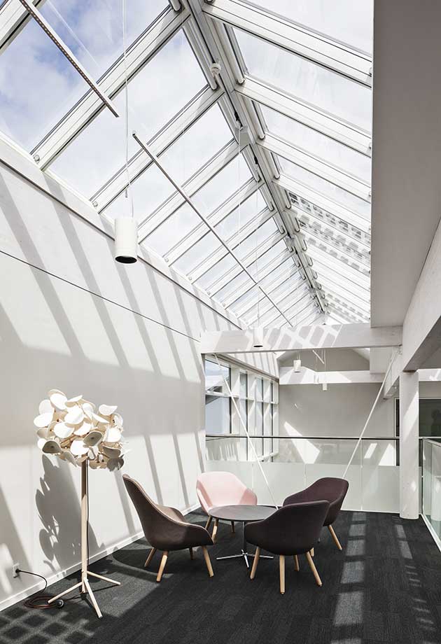 Ovenlysløsning med atrium rytterlys 25-40˚ med ruder med solceller – Green Solution House, Rønne, Danmark