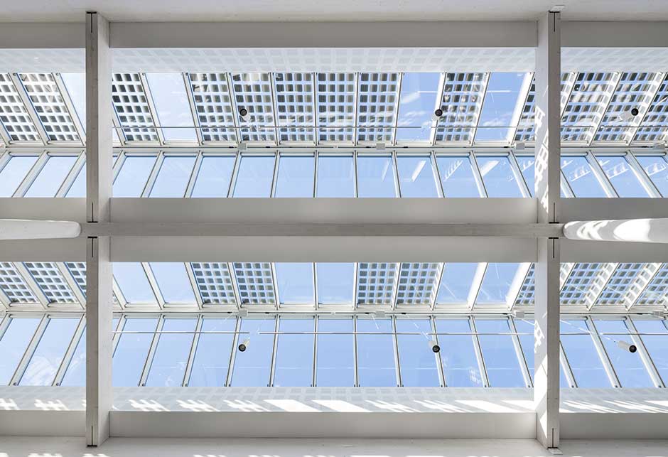 Ovenlysløsning med atrium rytterlys 25-40˚ med ruder med solceller – Green Solution House, Rønne, Danmark