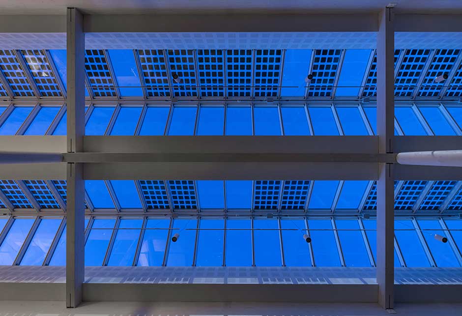 Przeszklenie dachu składające się z pasmo dwuspadowe Atrium  25–40˚ z przeszkleniem fotowoltaicznym, Green Solution House, Rønne, Dania