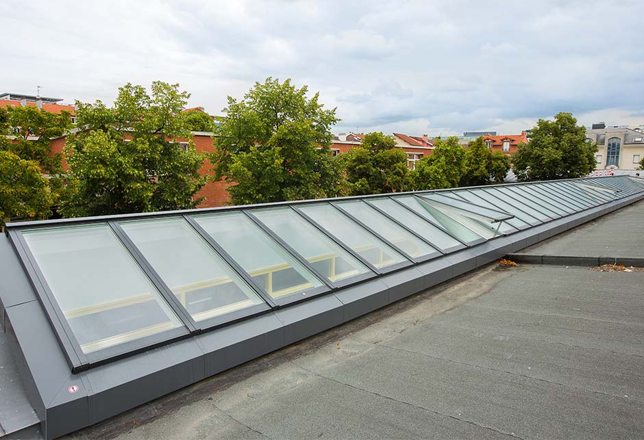 Widok modułów pasma świetlnego na dachu, grupa szkół René Guest, Francja