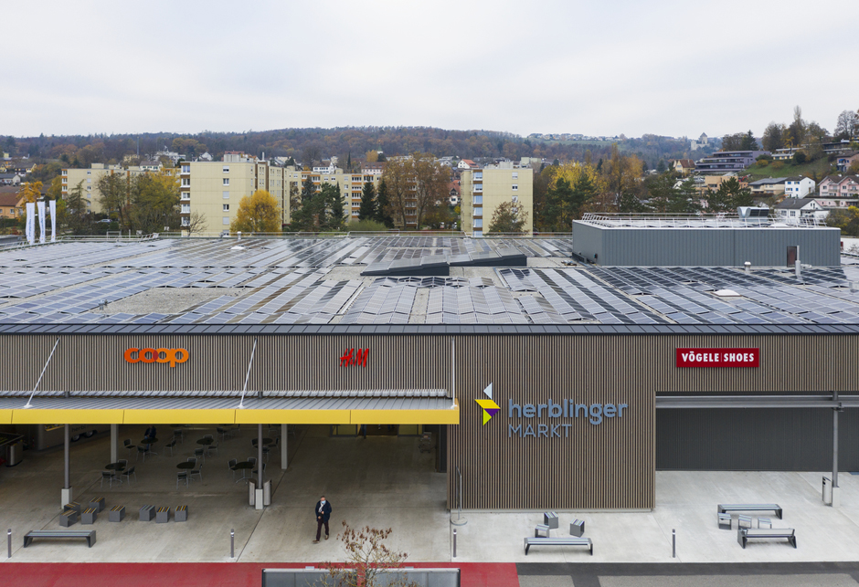 Solution de lumière du jour avec les verrières modulaires VELUX type cascade 5° / Centre commercial Herblingertal, Schaffhausen / Suisse / Extérieur Vue d'en haut