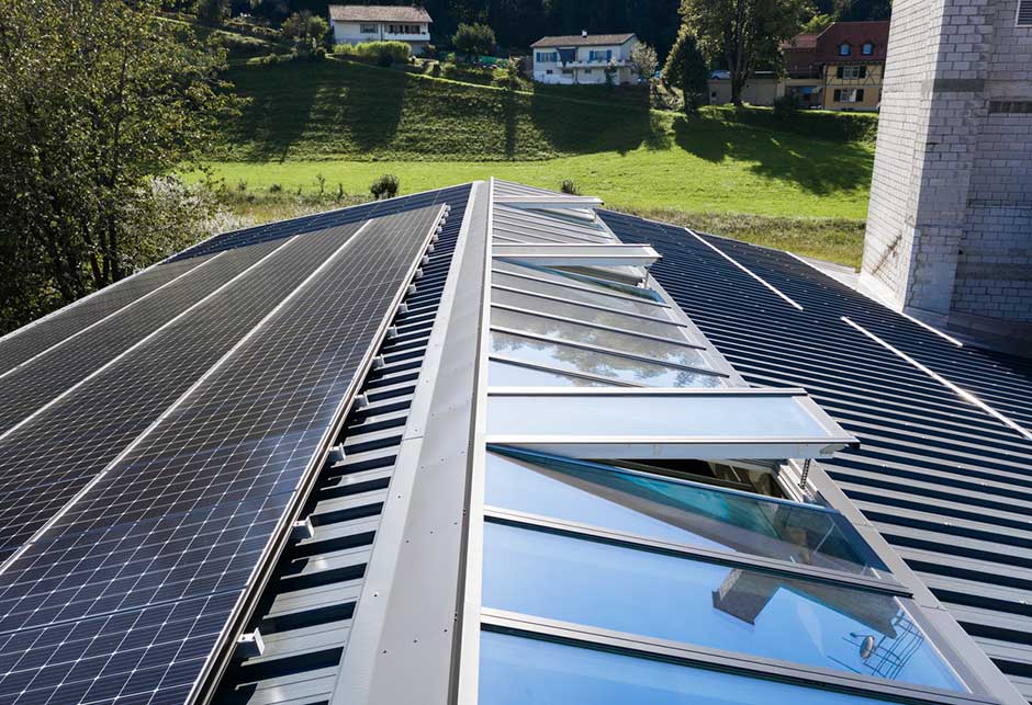 Tageslicht-Lösung mit VELUX Modular Skylights als Lichtband 5-30° | Hallensanierung Herter, Wald, Schweiz | Aussenansicht vom Produkt 3