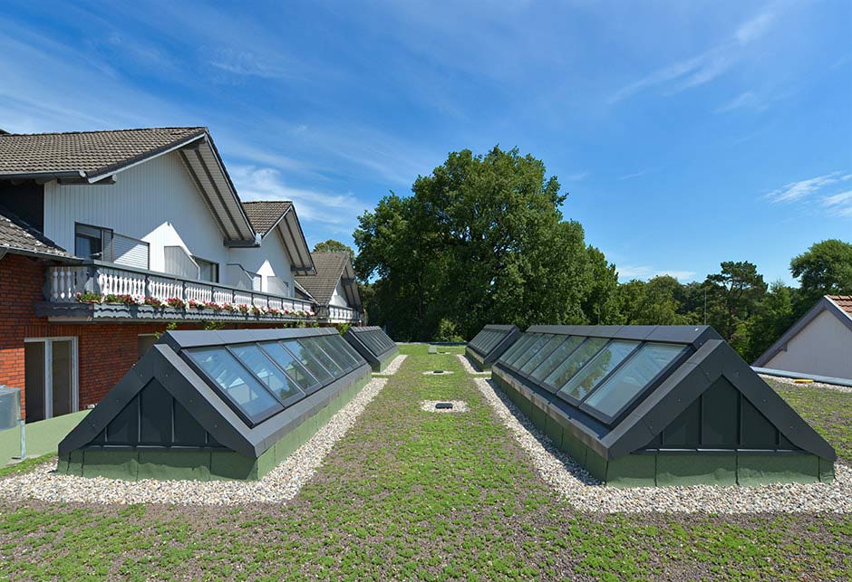 Tageslicht-Lösungen mit Sattel-Lichtband-Modulen 25°-40˚, Hotelanlage Jammertal Resort, Deutschland