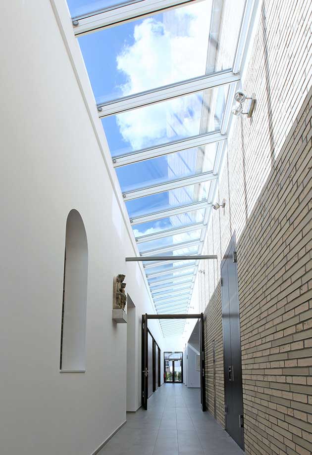 Przeszklenie dachu składające się z modułów pasmo świetlne dwuspadowe  5–45˚, Kirche Erkelenz, Niemcy