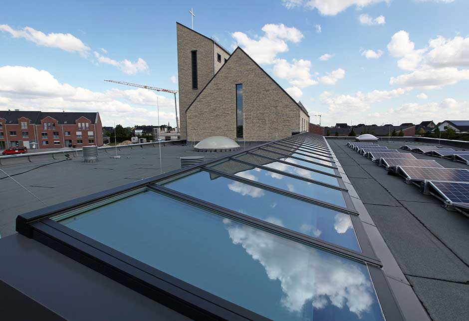 Przeszklenie dachu składające się z modułów pasmo świetlne dwuspadowe  5–45˚, Kirche Erkelenz, Niemcy