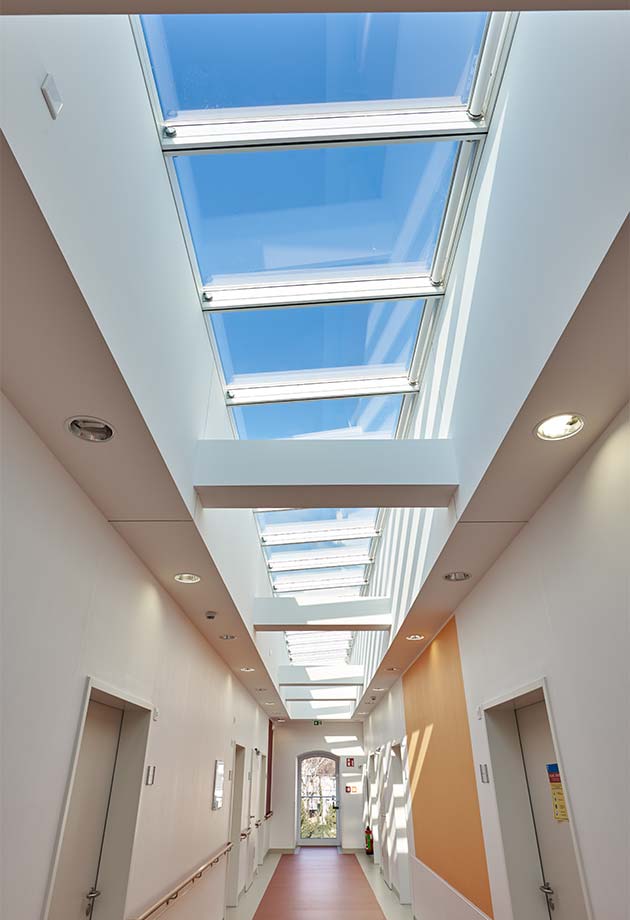 Tageslicht-Lösung mit Lichtband 5-30° im Krankenhaus Wuppertal