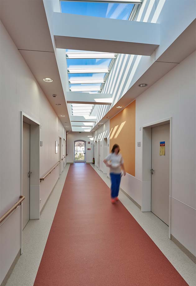 Tageslicht-Lösung mit Lichtband 5-30° im Krankenhaus Wuppertal