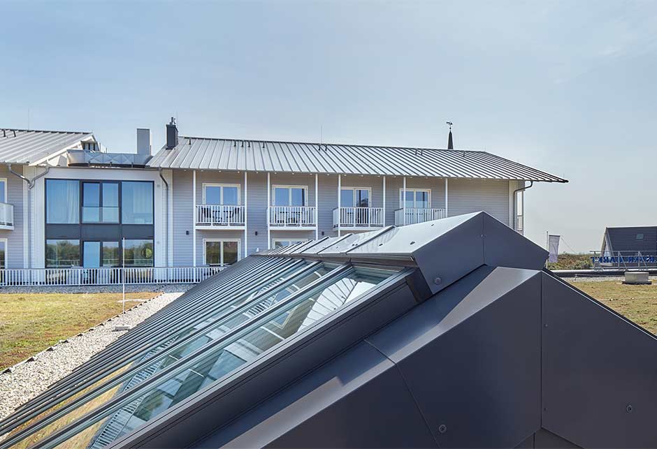 Tageslicht-Lösung mit Sattel-Lichtband 25-40° im Shoppingzentrum Lister Markt dach, List auf Sylt, Deutschland