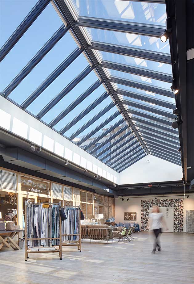 Przeszklenie dachu składające się z Pasmo świetlne dwuspadowe 25-40°, centrum handlowe Lister Markt, List auf Sylt, Niemcy