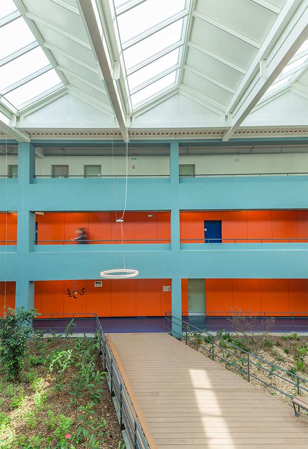 Vue intérieur, verrières modulaires double pente 25°-40° type shed avec panneaux pleins et vitrés, Lycée Auguste Renoir Cagnes-sur-mer, France