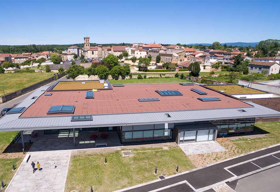 Vue du toit de la combinaison de solution de VELUX sur verrières modulaire linéaires et doubles pente, Médiathèque de Lezoux, France​