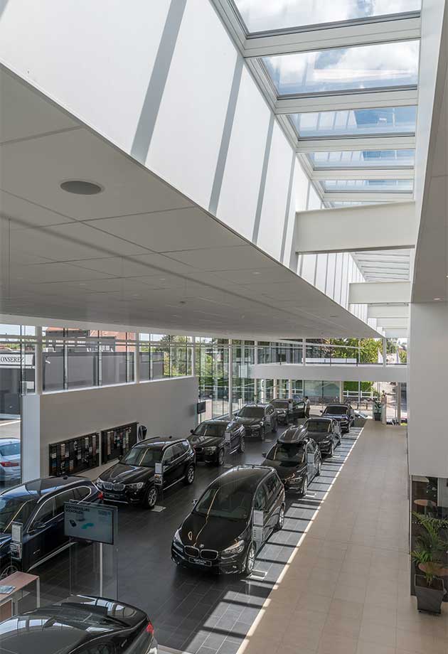 Montrez les véhicules exposés sous leur meilleur jour grâce à la verrière modulaire VELUX. Kortrijk – Belgique