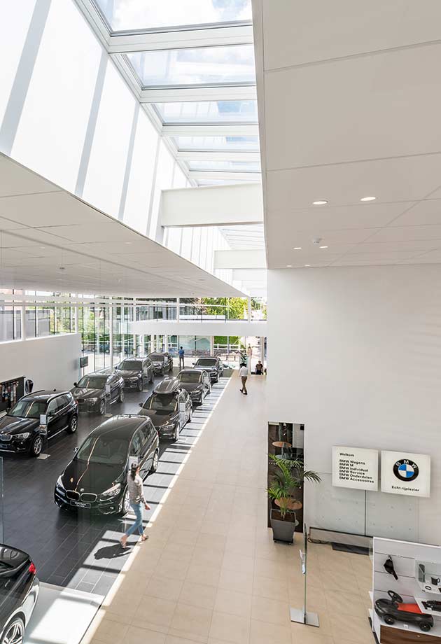 Samochody BMW wyglądają jeszcze piękniej i bardziej elegancko w salonie Monserez dzięki dodatkowemu naturalnemu oświetleniu. Kortrijk — Belgia
