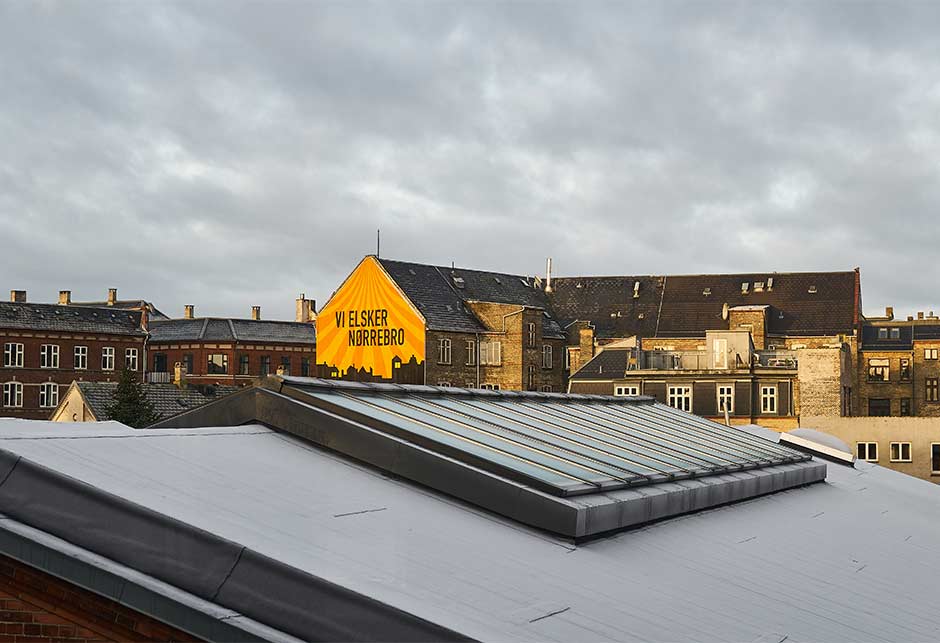 Taket av Nørrebro Bibliotek med overlys bestående av rytterlys 5° på bjelke