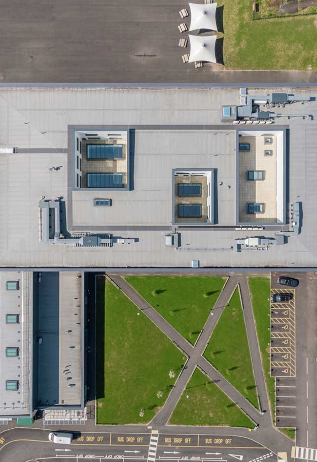 Luchtfoto van het schoolgebouw van de Oasis Academy
