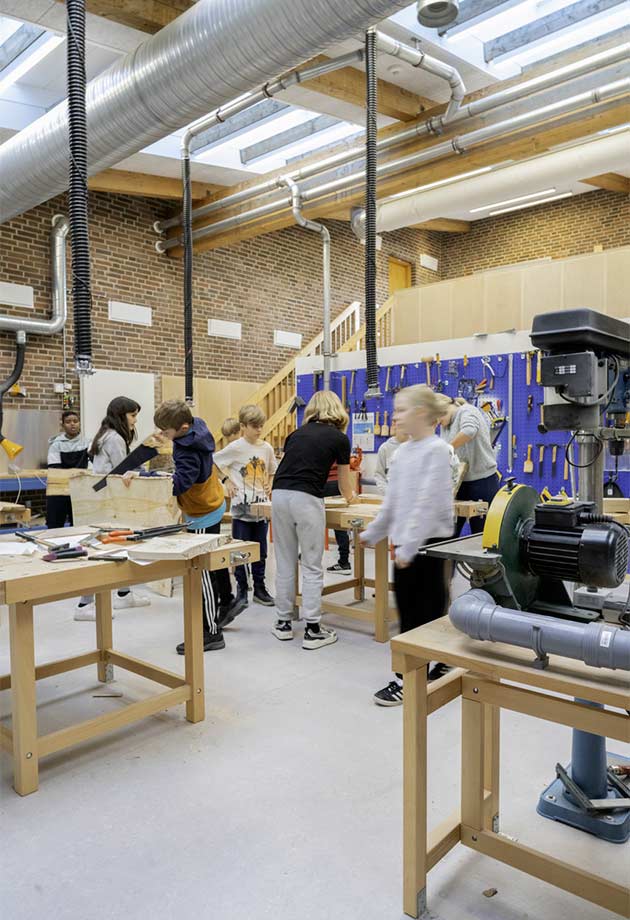 Classe d’arts et métiers à l’école Peder Lykke de Copenhague bénéficiant de verrières modulaires VELUX